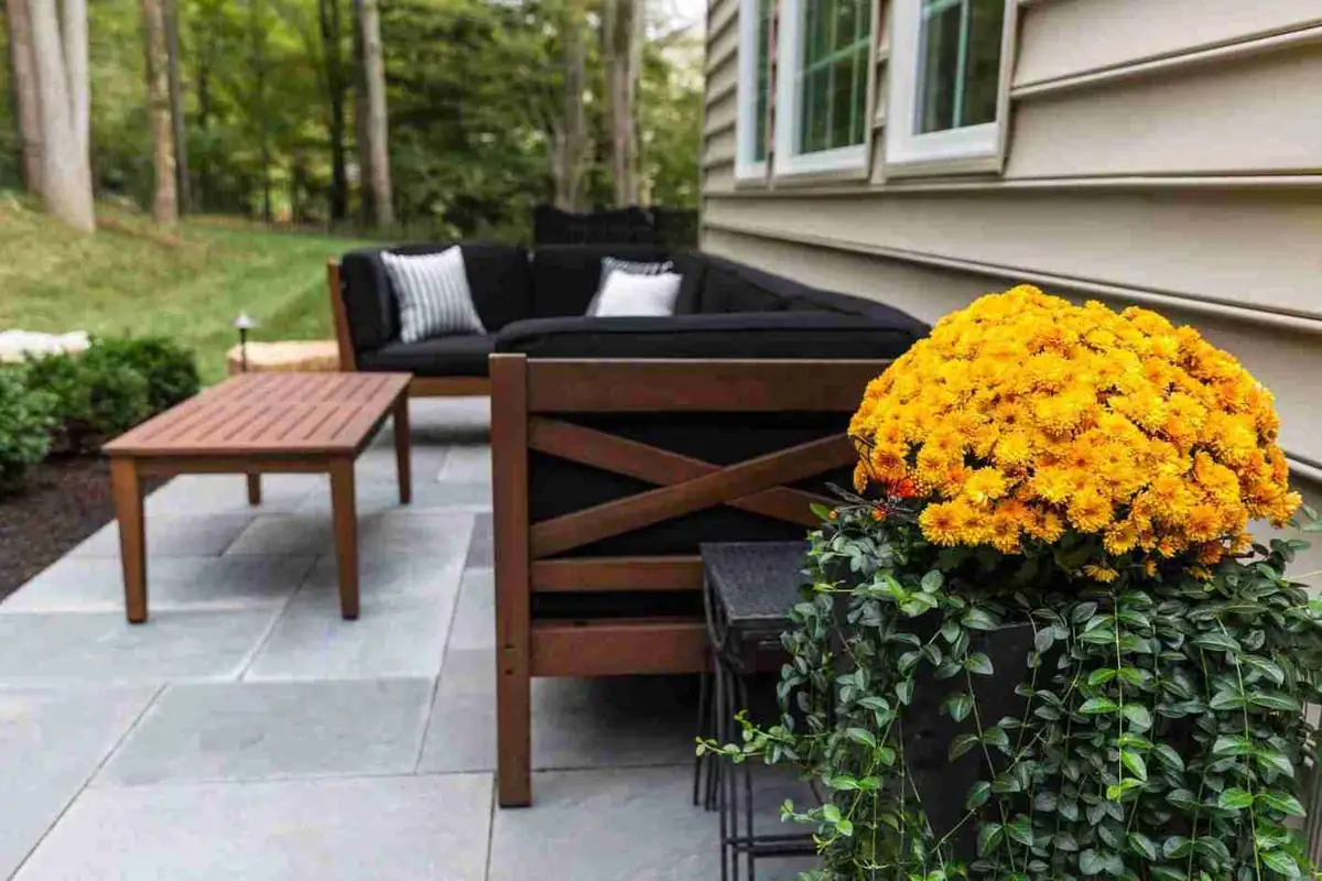 Boulder edge patio with planters